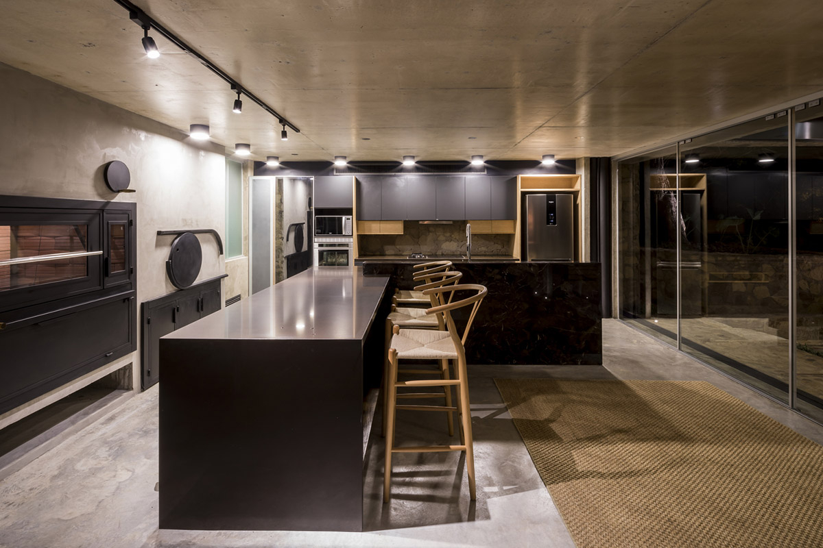 OMCM arquitectos brings rocky landscape inside of this weekend house in Paraguay