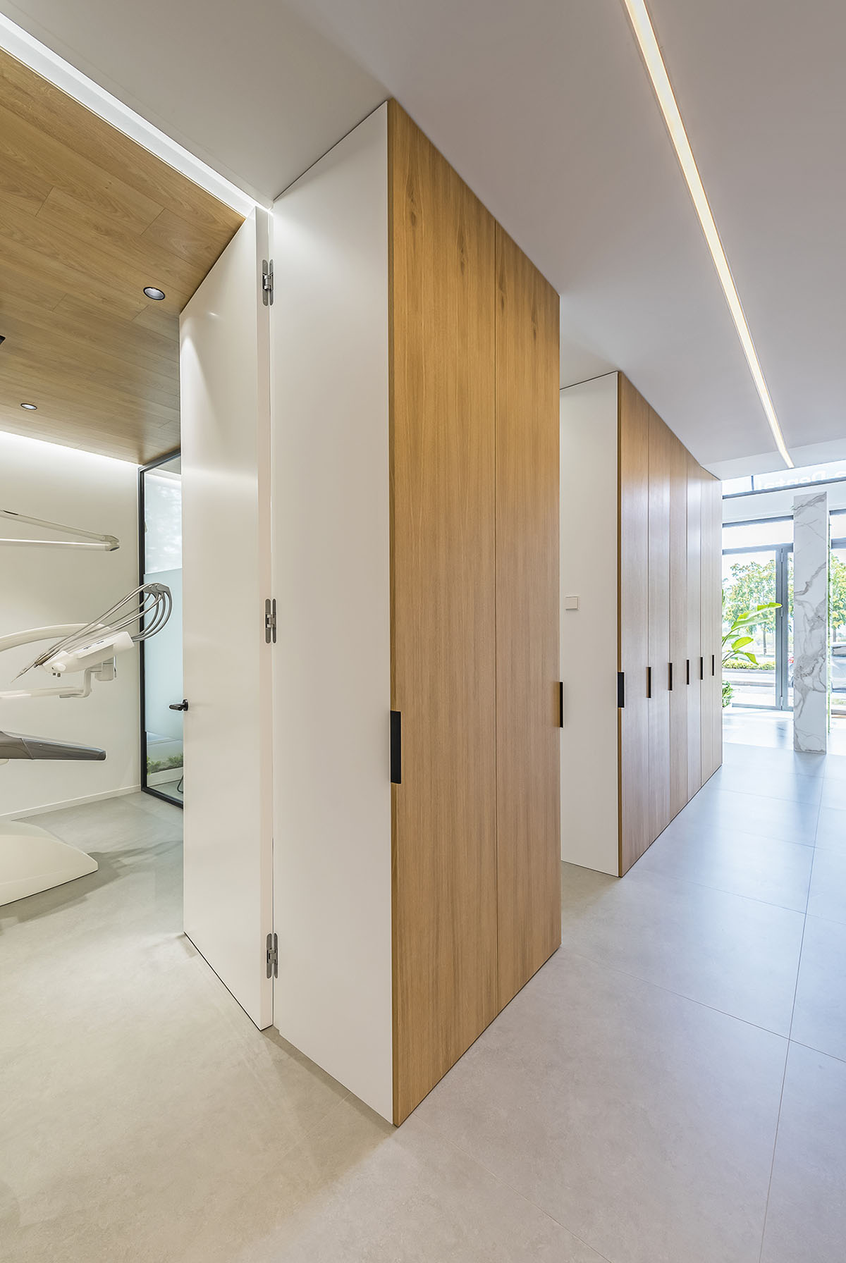 Pablo Muñoz Payá Arquitectos completes Comisura Dental Surgery with bright and colorful interiors