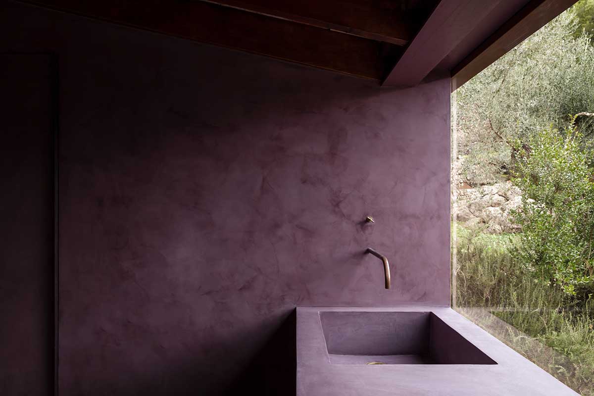 Mar Plus Ask designs a pair of tiny retreats that are washed by pink and purple tones in Mallorca