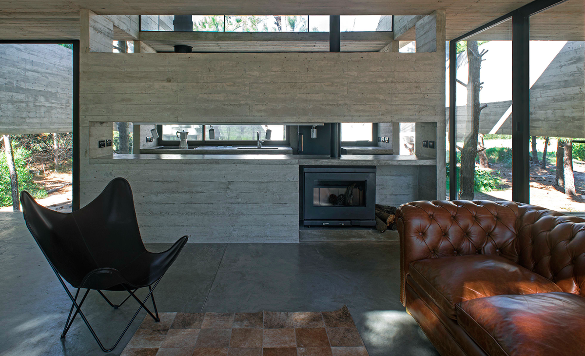 Partially open S+J family house by Luciano Kruk placed in the pine forest of Costa Esmeralda