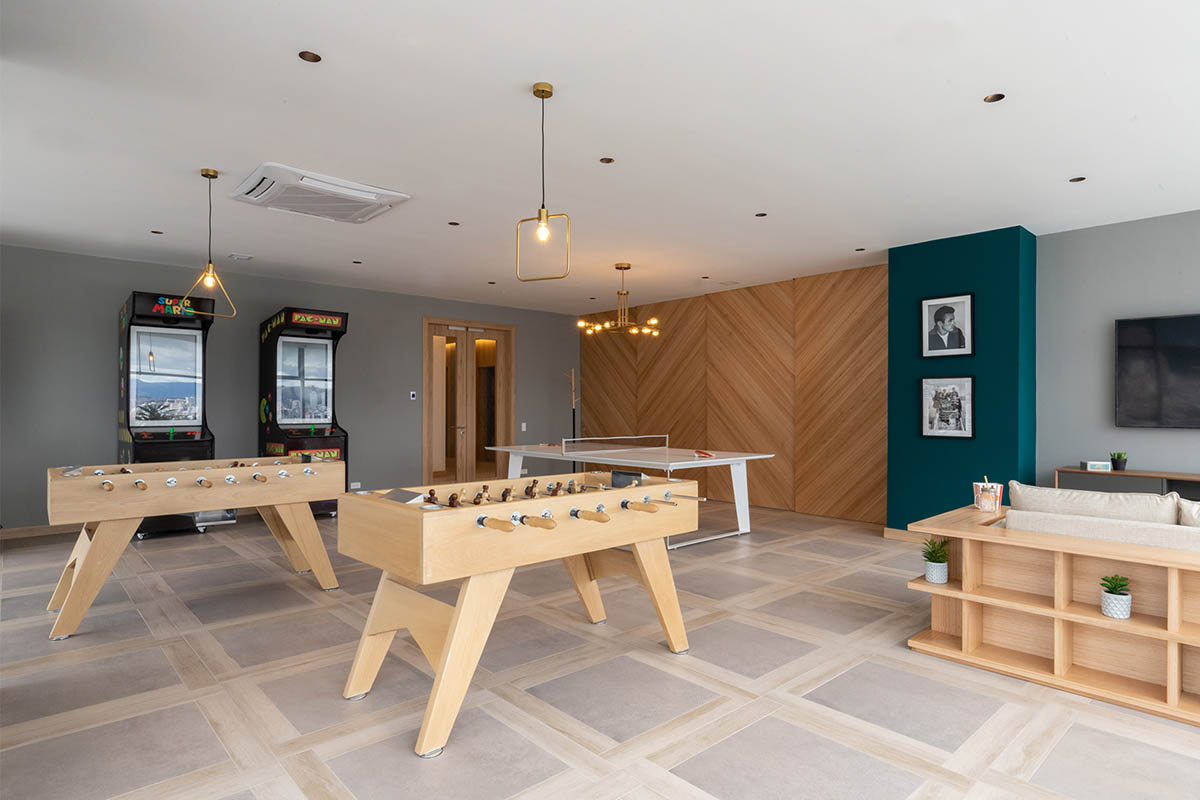 Carlos Zapata completes Unique tower with curved glass skin in Quito