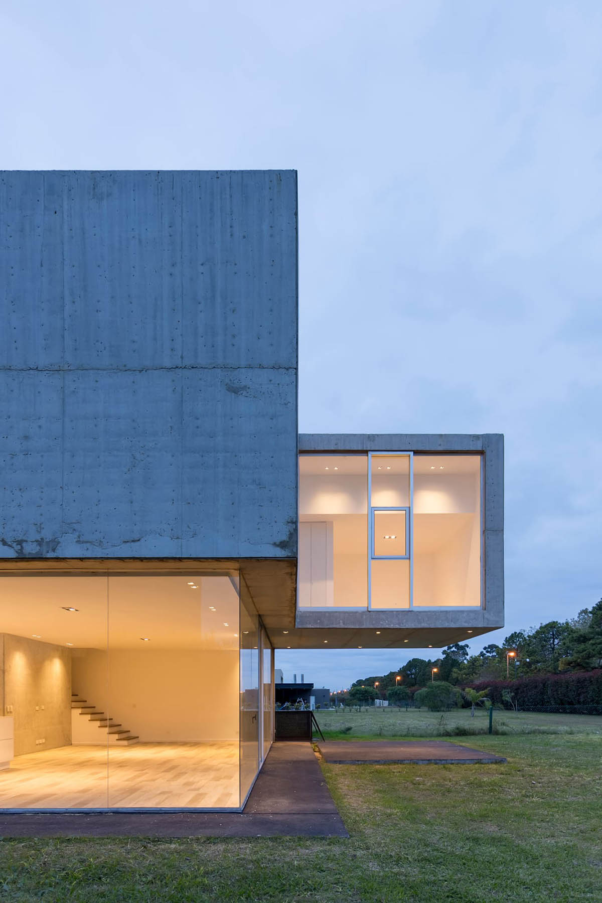 Brigati Polak Arquitectos completes Argentinian residence as detached from the existing slope