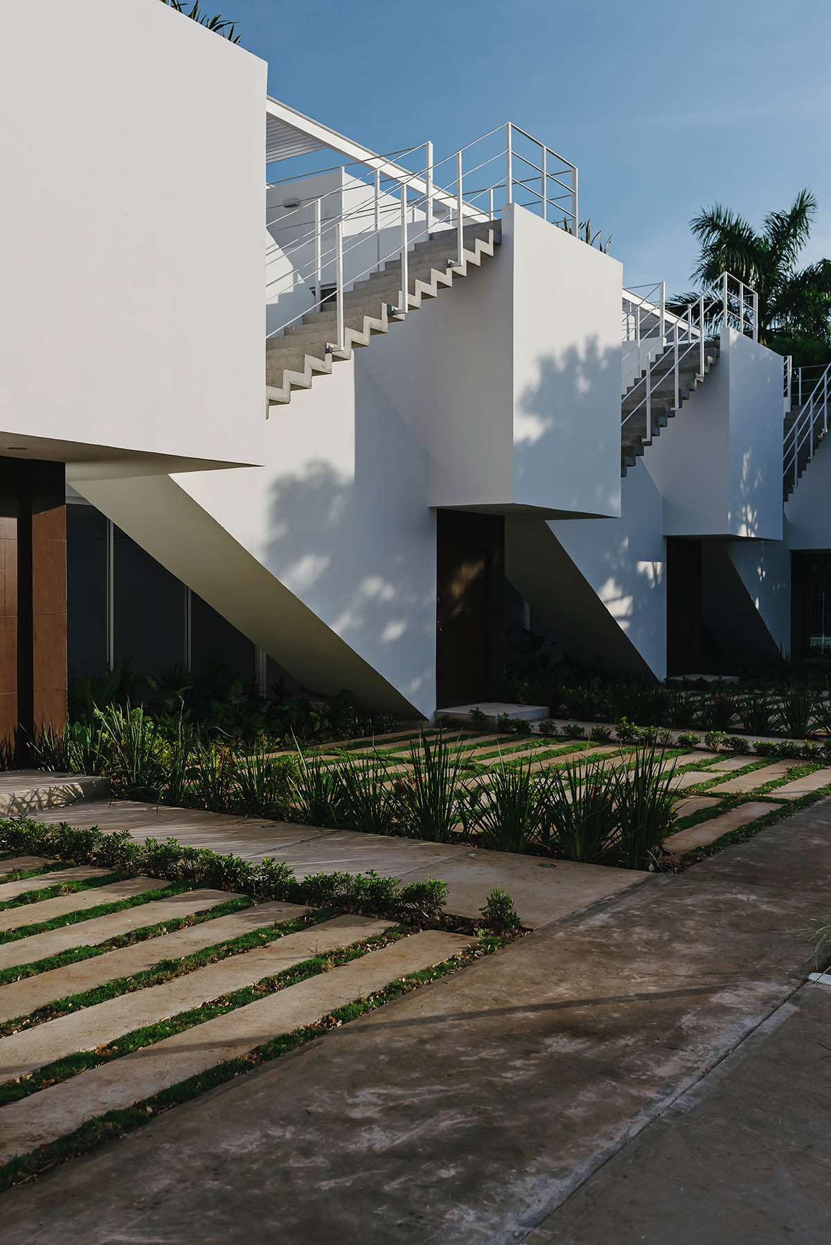 Intersection of staircases forms the facade of this multi-family building in M&eacute;xico