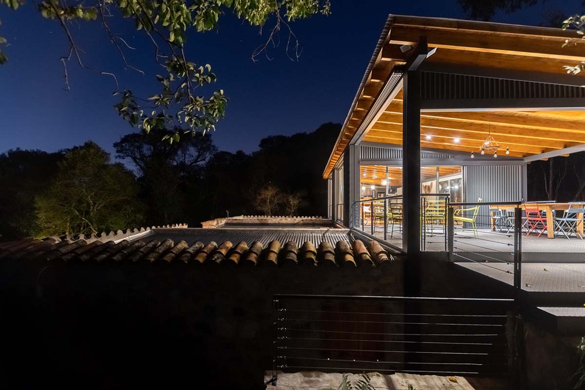 Carolina Vago Arquitectura's weekend house in Argentina integrates rustic and modern elements