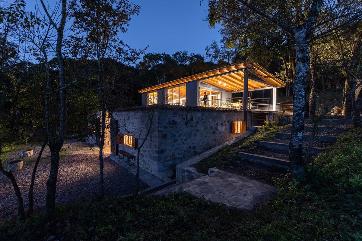 Carolina Vago Arquitectura's weekend house in Argentina integrates rustic and modern elements