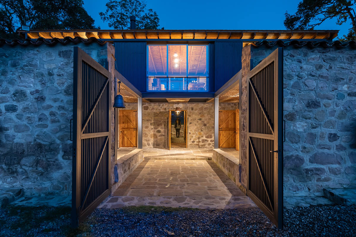 Carolina Vago Arquitectura's weekend house in Argentina integrates rustic and modern elements