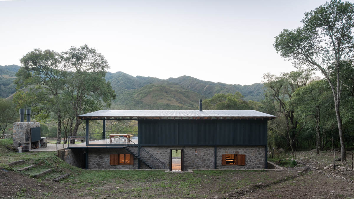 Carolina Vago Arquitectura's weekend house in Argentina integrates rustic and modern elements
