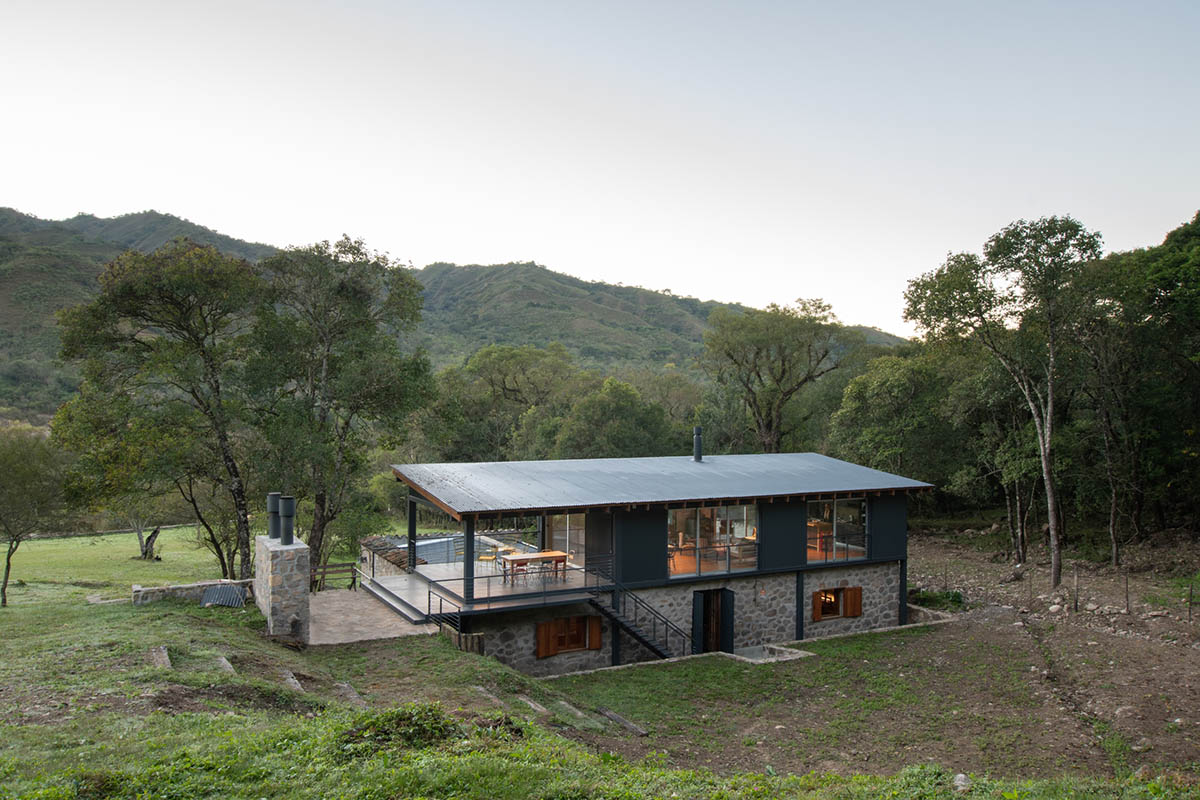 Carolina Vago Arquitectura's weekend house in Argentina integrates rustic and modern elements