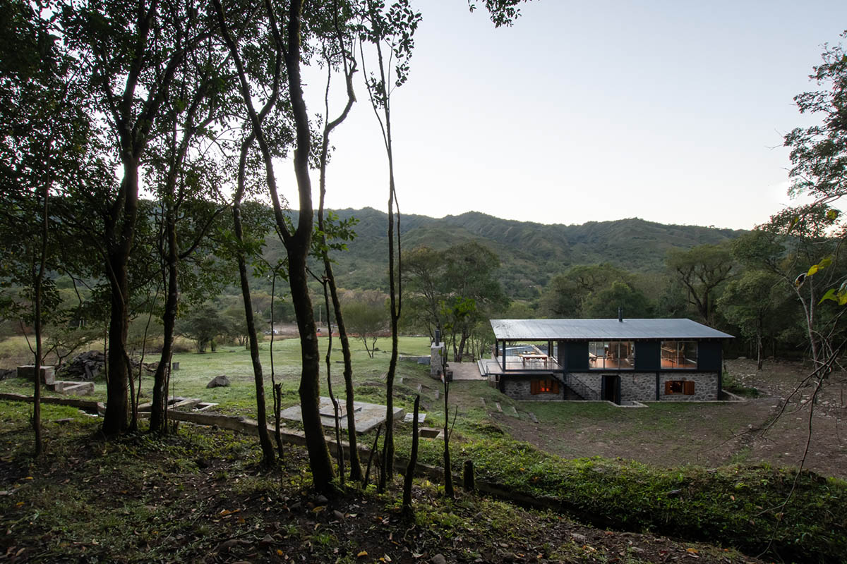 Carolina Vago Arquitectura's weekend house in Argentina integrates rustic and modern elements