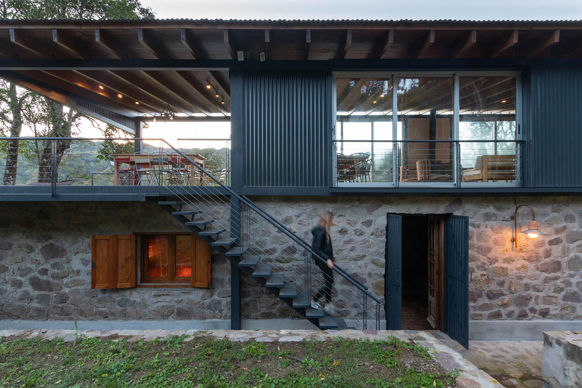 Carolina Vago Arquitectura's weekend house in Argentina integrates rustic and modern elements