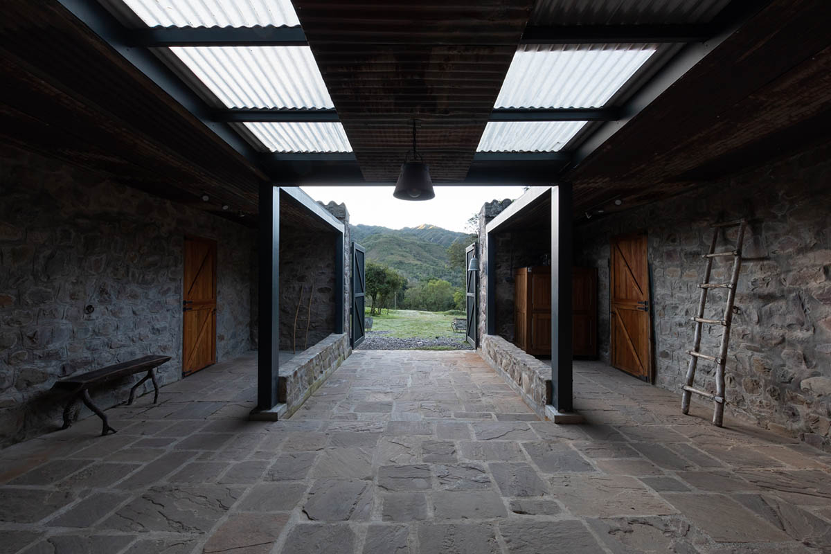 Carolina Vago Arquitectura's weekend house in Argentina integrates rustic and modern elements