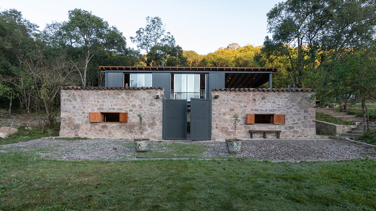 Carolina Vago Arquitectura's weekend house in Argentina integrates rustic and modern elements