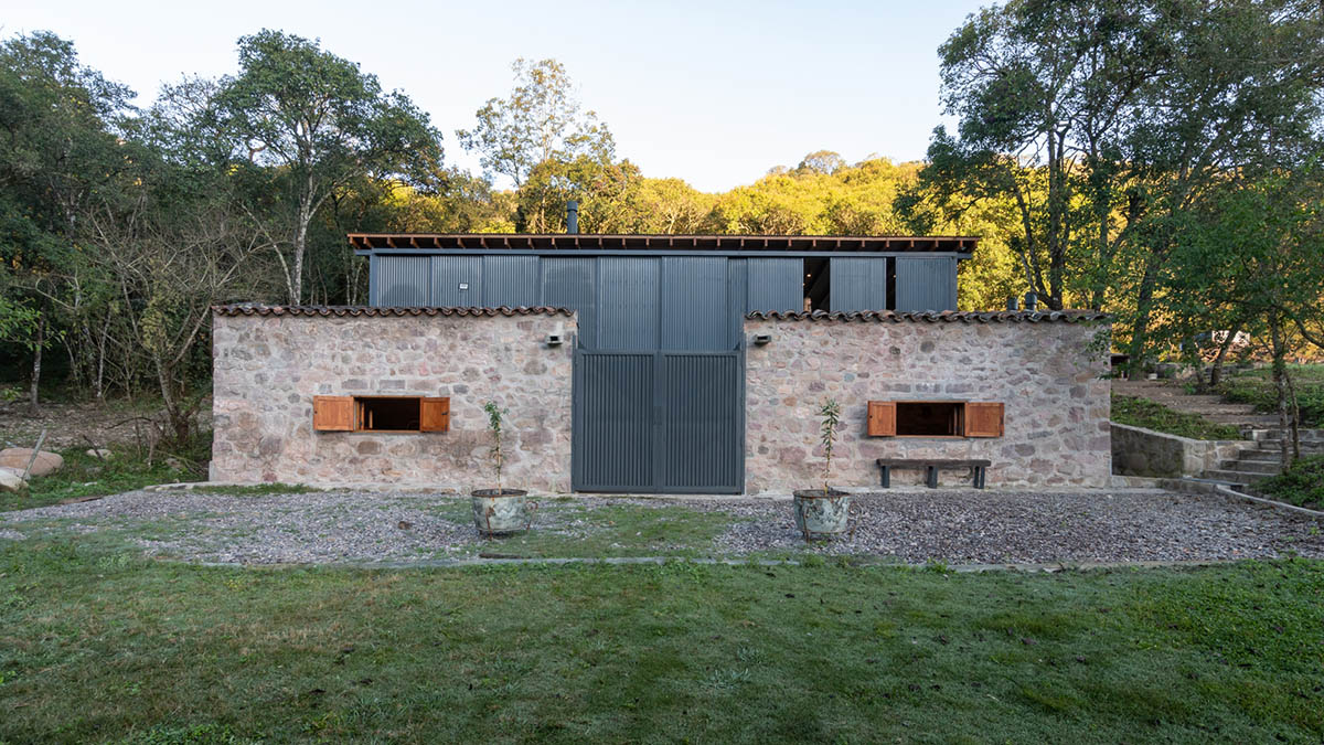 Carolina Vago Arquitectura's weekend house in Argentina integrates rustic and modern elements