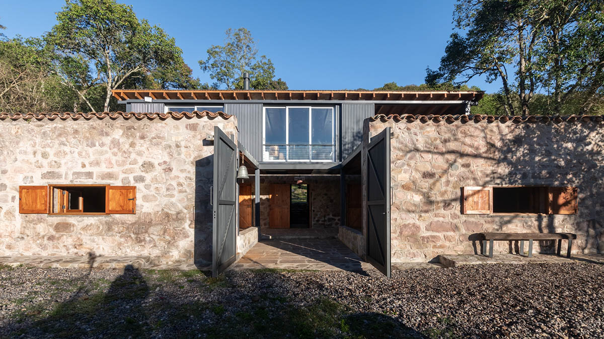 Carolina Vago Arquitectura's weekend house in Argentina integrates rustic and modern elements