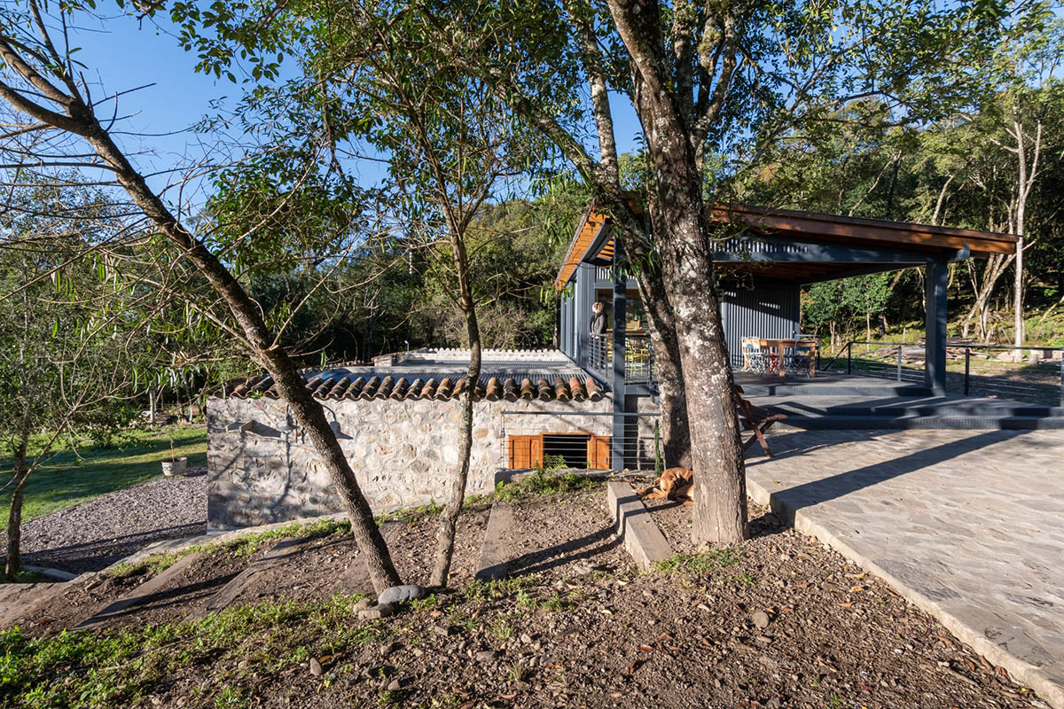 Carolina Vago Arquitectura's weekend house in Argentina integrates rustic and modern elements