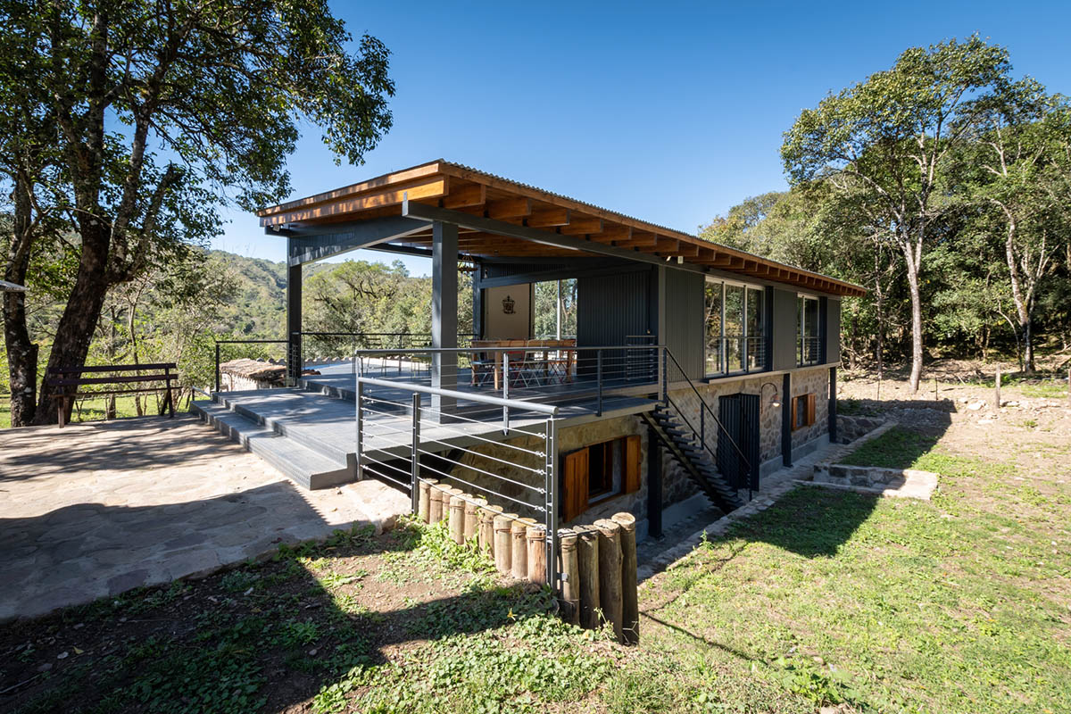 Carolina Vago Arquitectura's weekend house in Argentina integrates rustic and modern elements