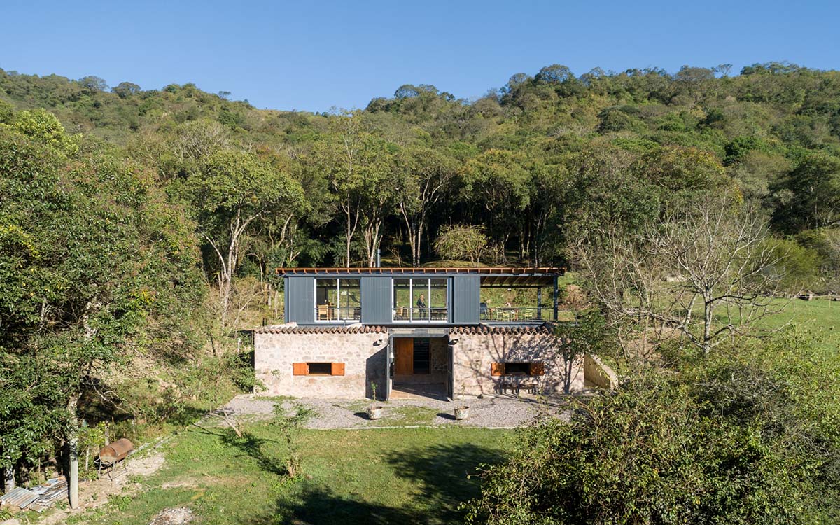 Carolina Vago Arquitectura's weekend house in Argentina integrates rustic and modern elements
