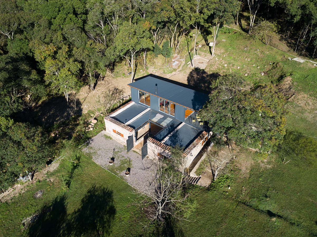 Carolina Vago Arquitectura's weekend house in Argentina integrates rustic and modern elements