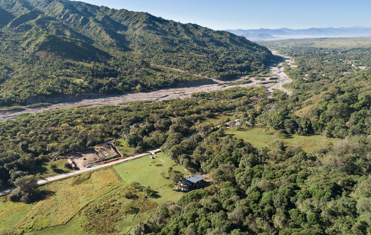 Carolina Vago Arquitectura's weekend house in Argentina integrates rustic and modern elements