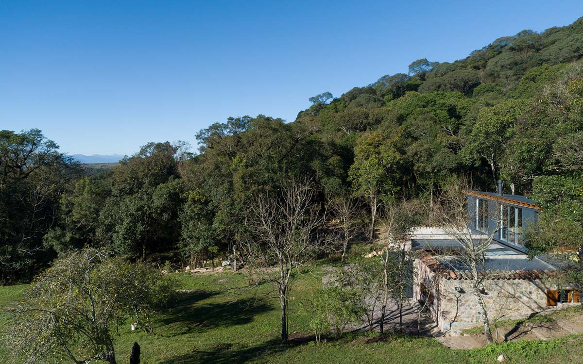 Carolina Vago Arquitectura's weekend house in Argentina integrates rustic and modern elements