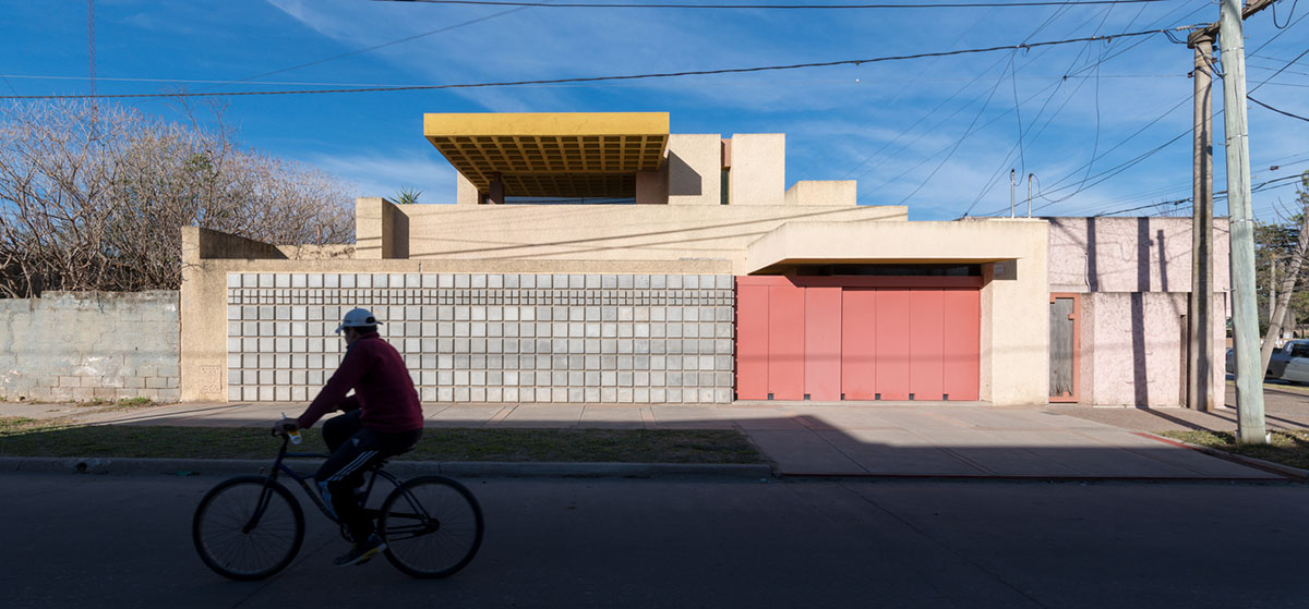 Edgardo Marveggio completes this Argentinean house with composition of colourful volumes