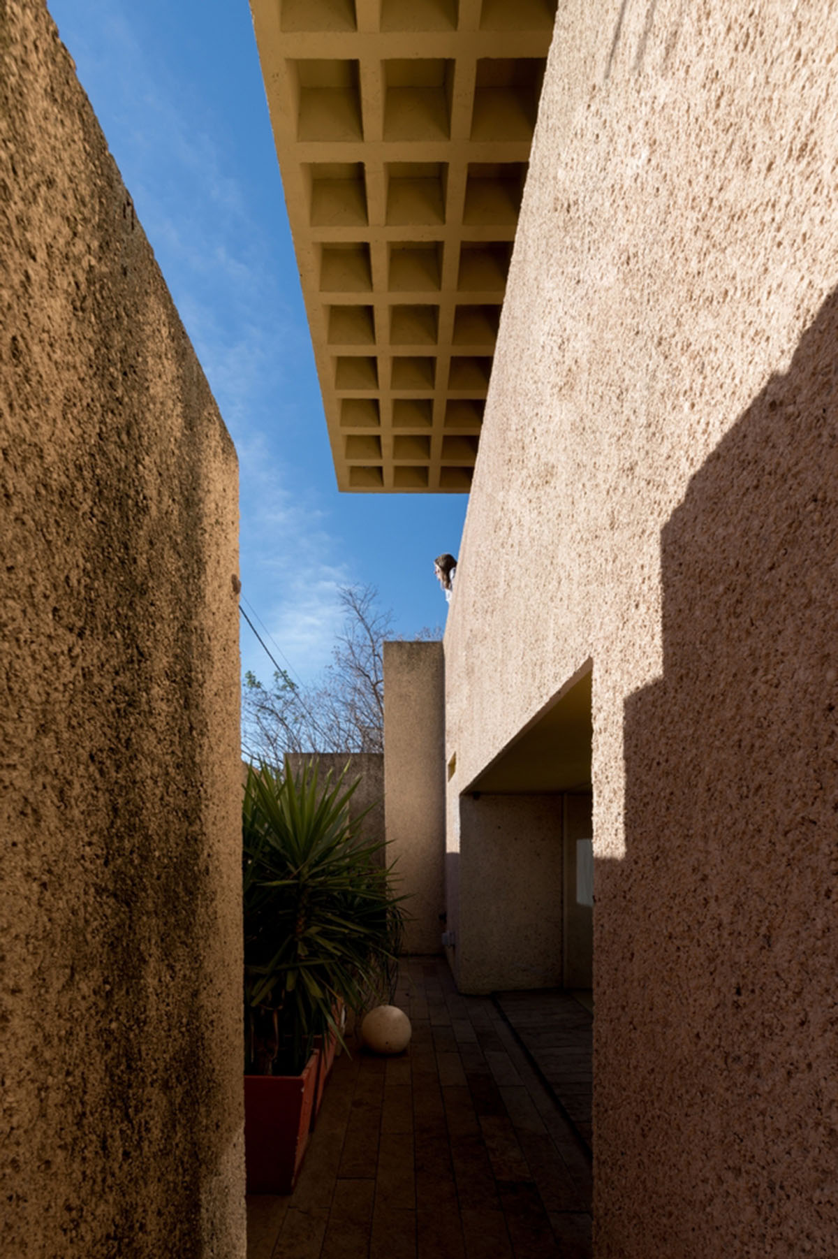 Edgardo Marveggio completes this Argentinean house with composition of colourful volumes