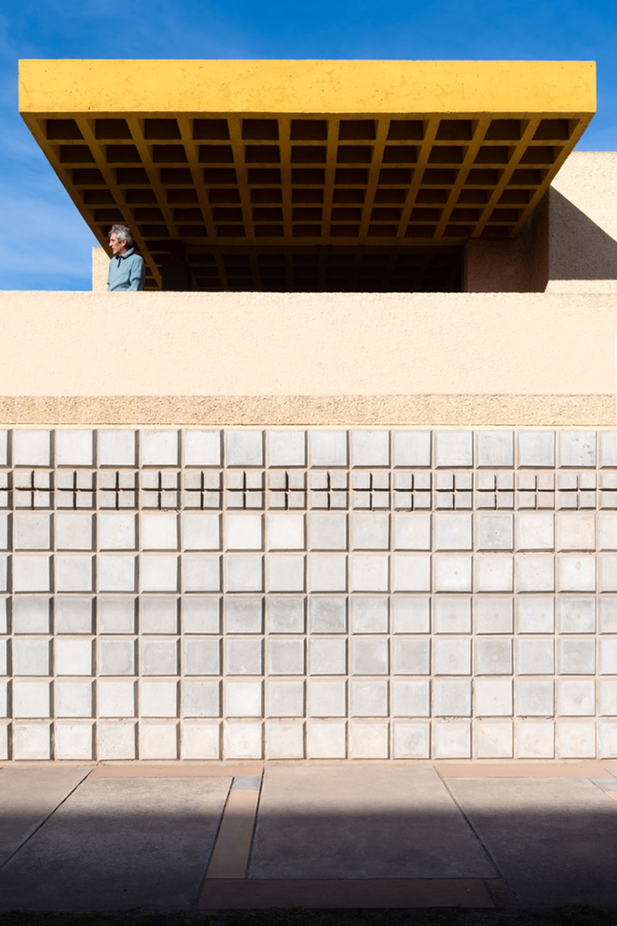 Edgardo Marveggio completes this Argentinean house with composition of colourful volumes