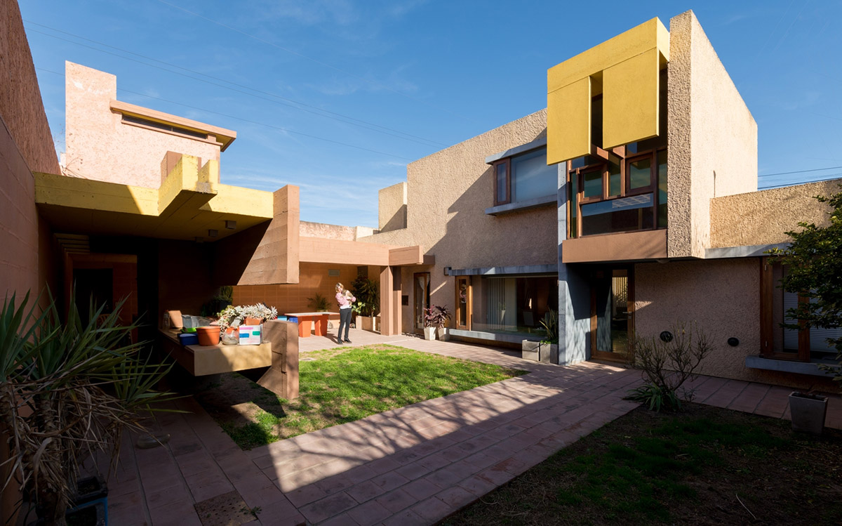 Edgardo Marveggio completes this Argentinean house with composition of colourful volumes
