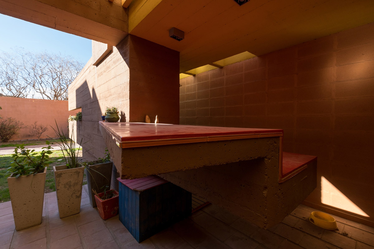 Edgardo Marveggio completes this Argentinean house with composition of colourful volumes