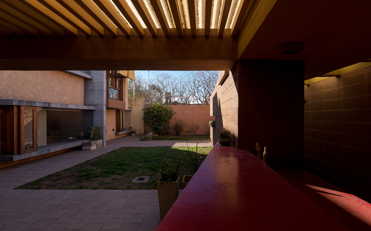 Edgardo Marveggio completes this Argentinean house with composition of colourful volumes