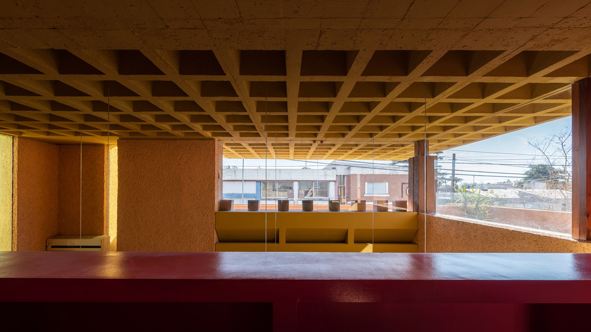 Edgardo Marveggio completes this Argentinean house with composition of colourful volumes