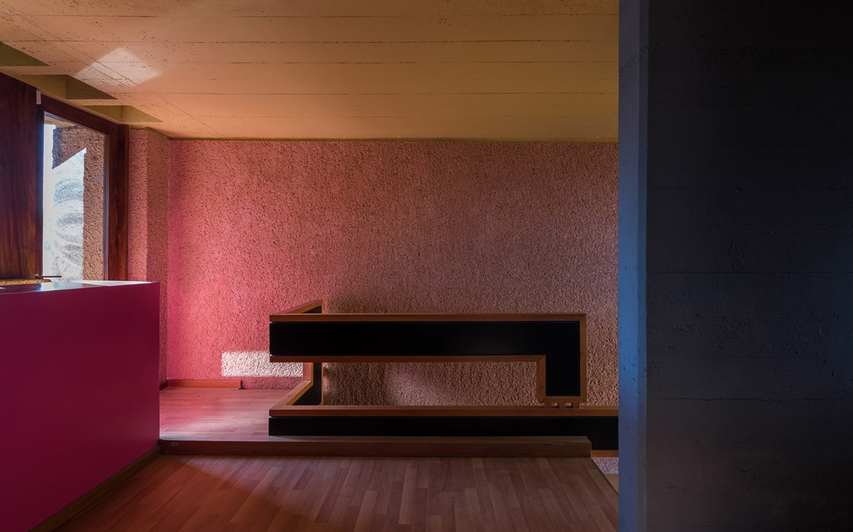 Edgardo Marveggio completes this Argentinean house with composition of colourful volumes