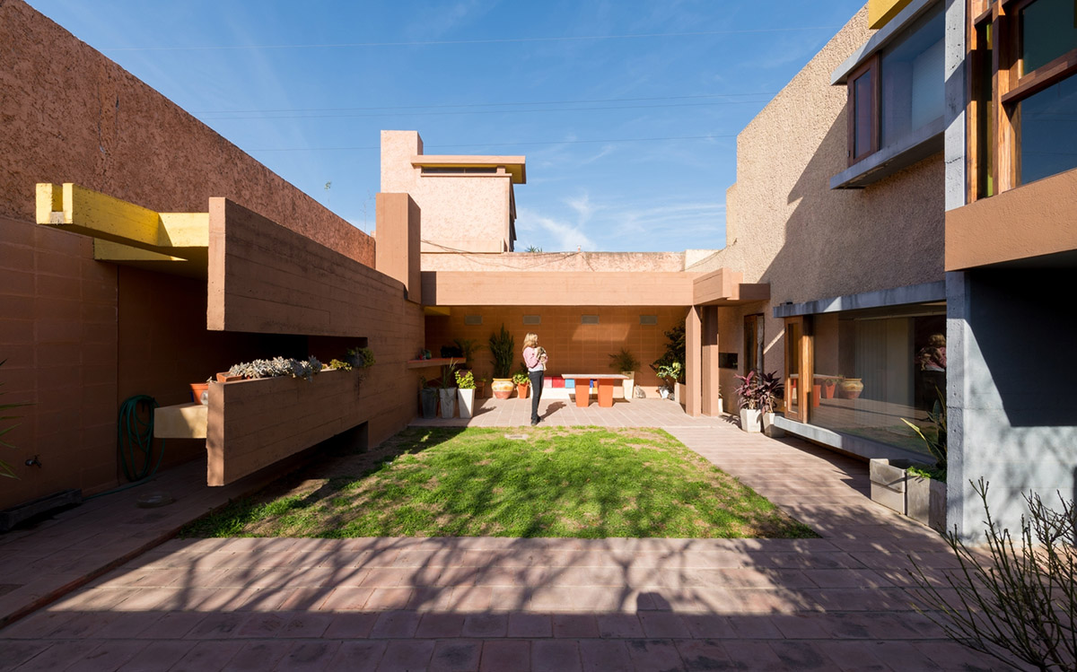 Edgardo Marveggio completes this Argentinean house with composition of colourful volumes