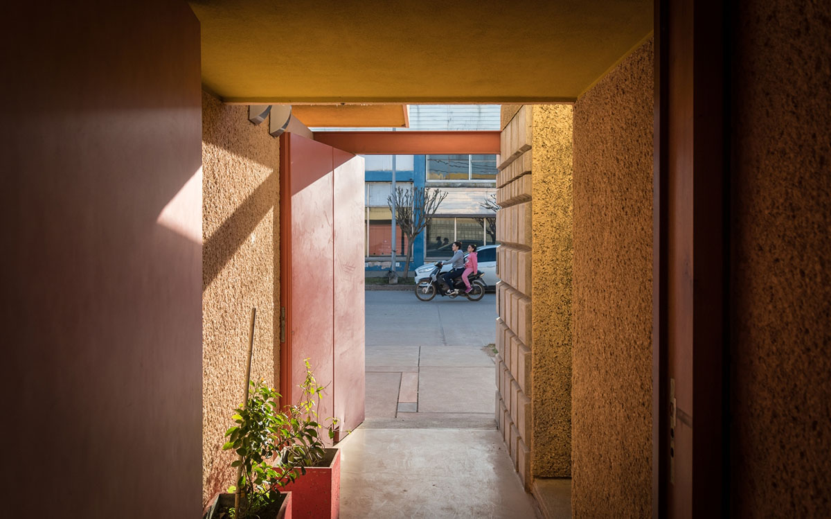 Edgardo Marveggio completes this Argentinean house with composition of colourful volumes