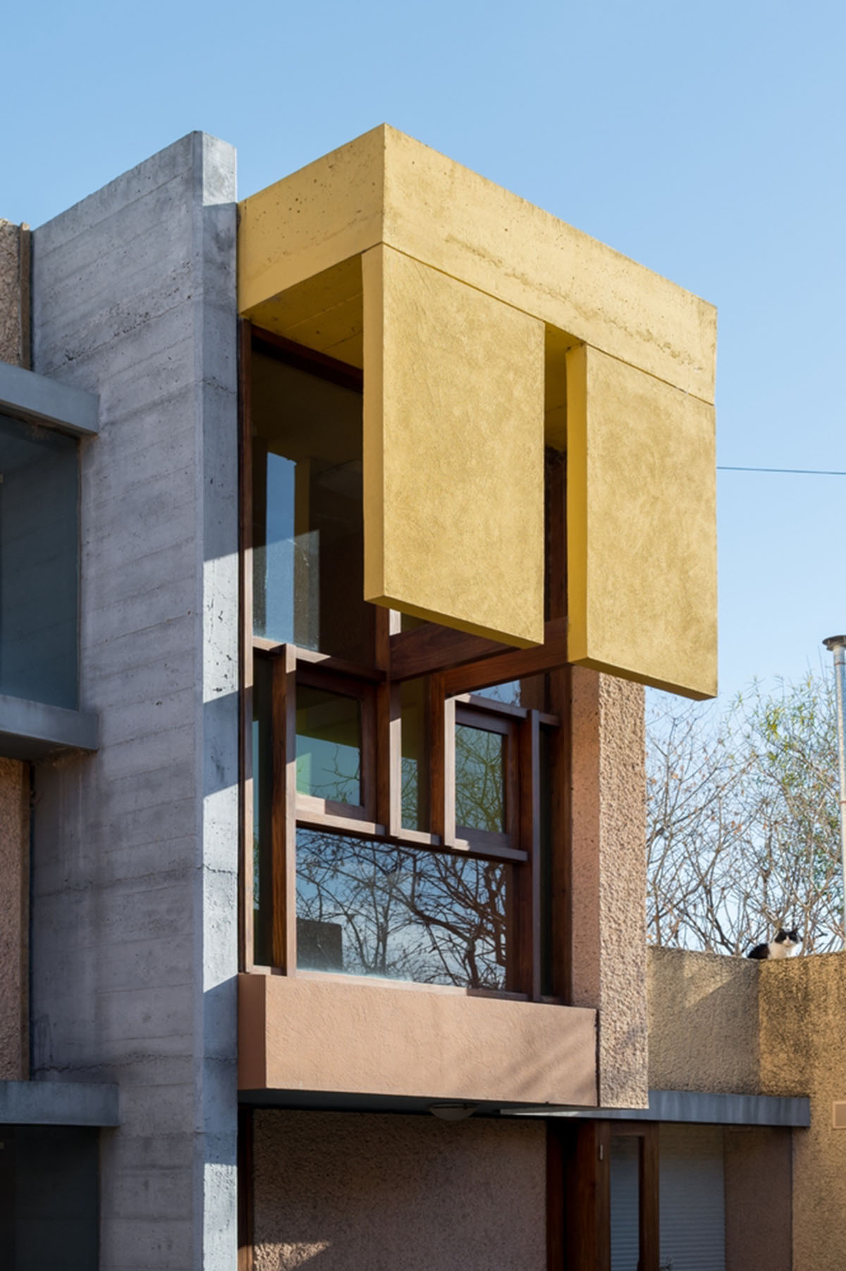 Edgardo Marveggio completes this Argentinean house with composition of colourful volumes