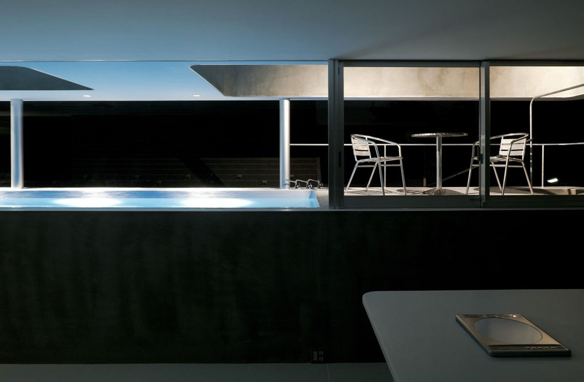 Casting moulds form this fluid private residence and dental clinic designed by N MAEDA ATELIER