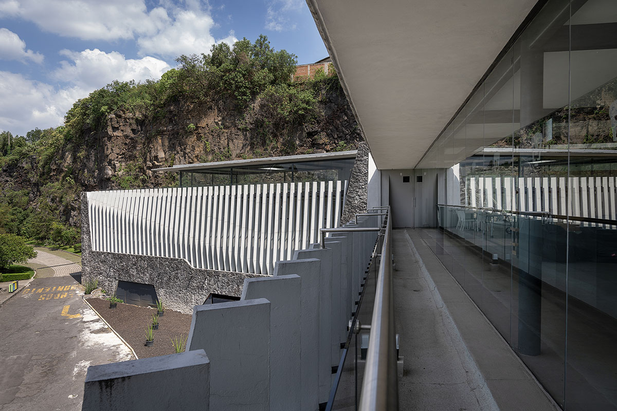 DF Arquitectos completes Pumas Clubhouse from volcanic stone in Mexico