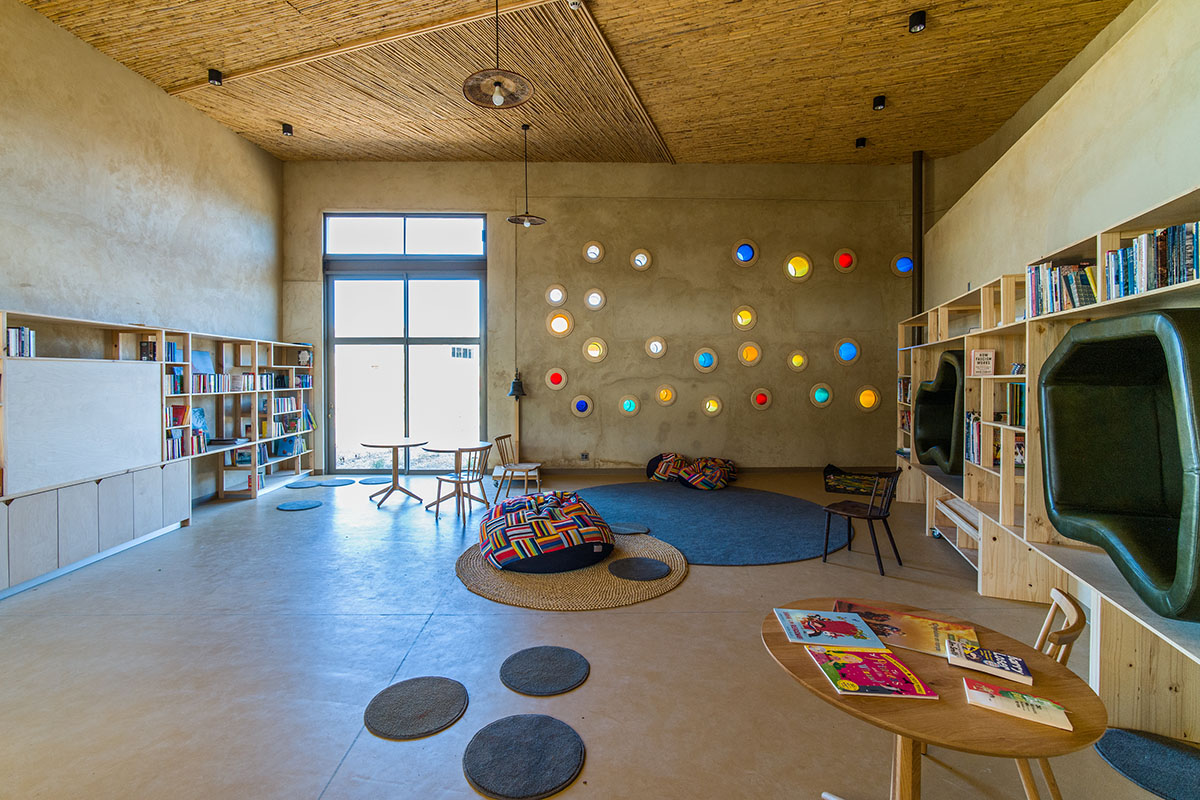 Архитектурная студия GASS построила зеленую школу с округлыми стенами и лиственными крышами в Южной Африке. 