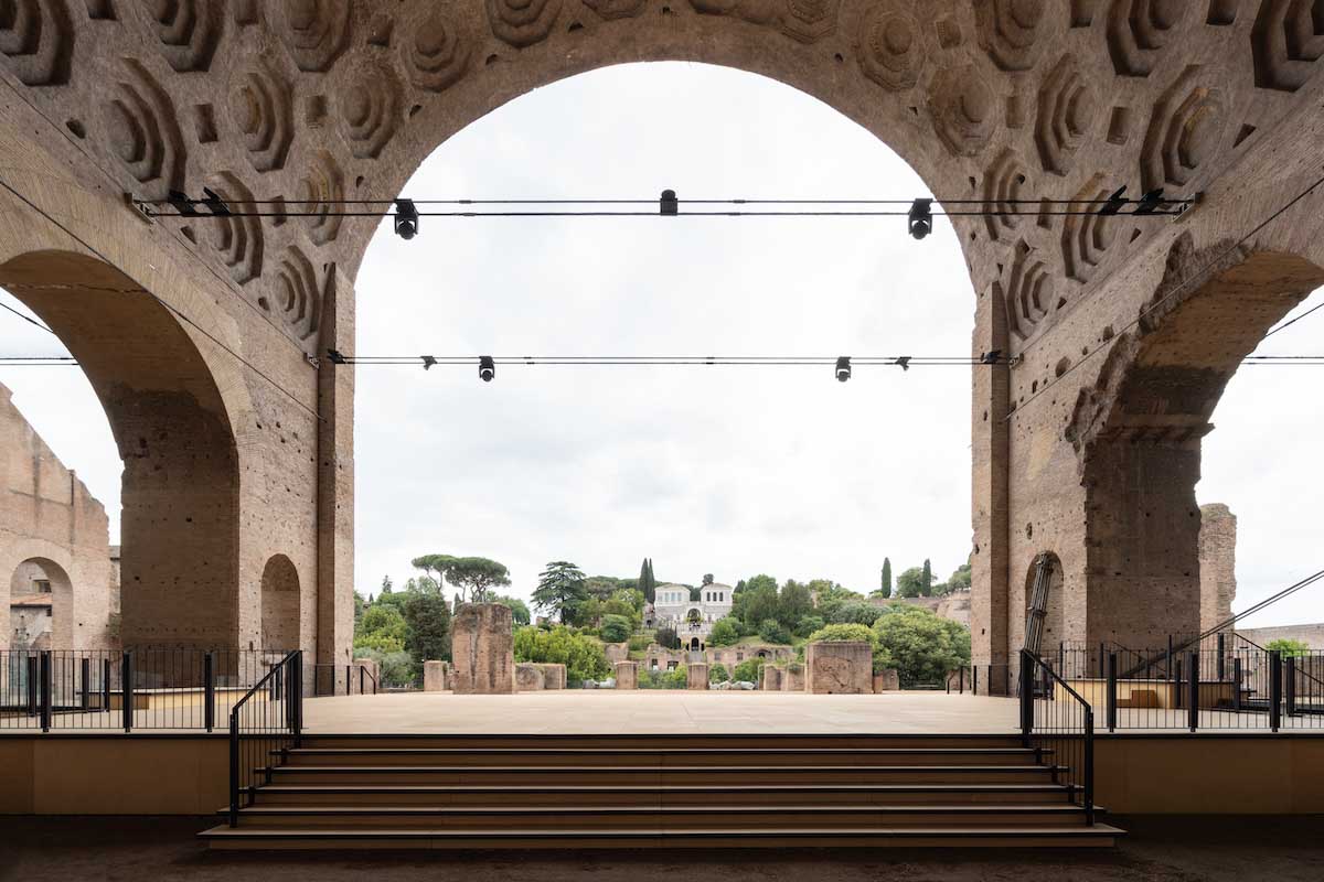 Alvisi Kirimoto creates a modern stage with the echoes of time at the Basilica di Massenzio