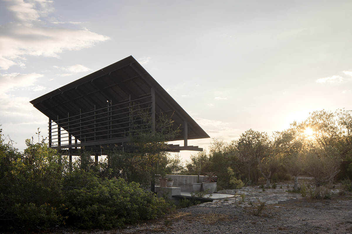 Espina Pavilion embraces structural and visual balance with minimal footprint on Mexican hills 