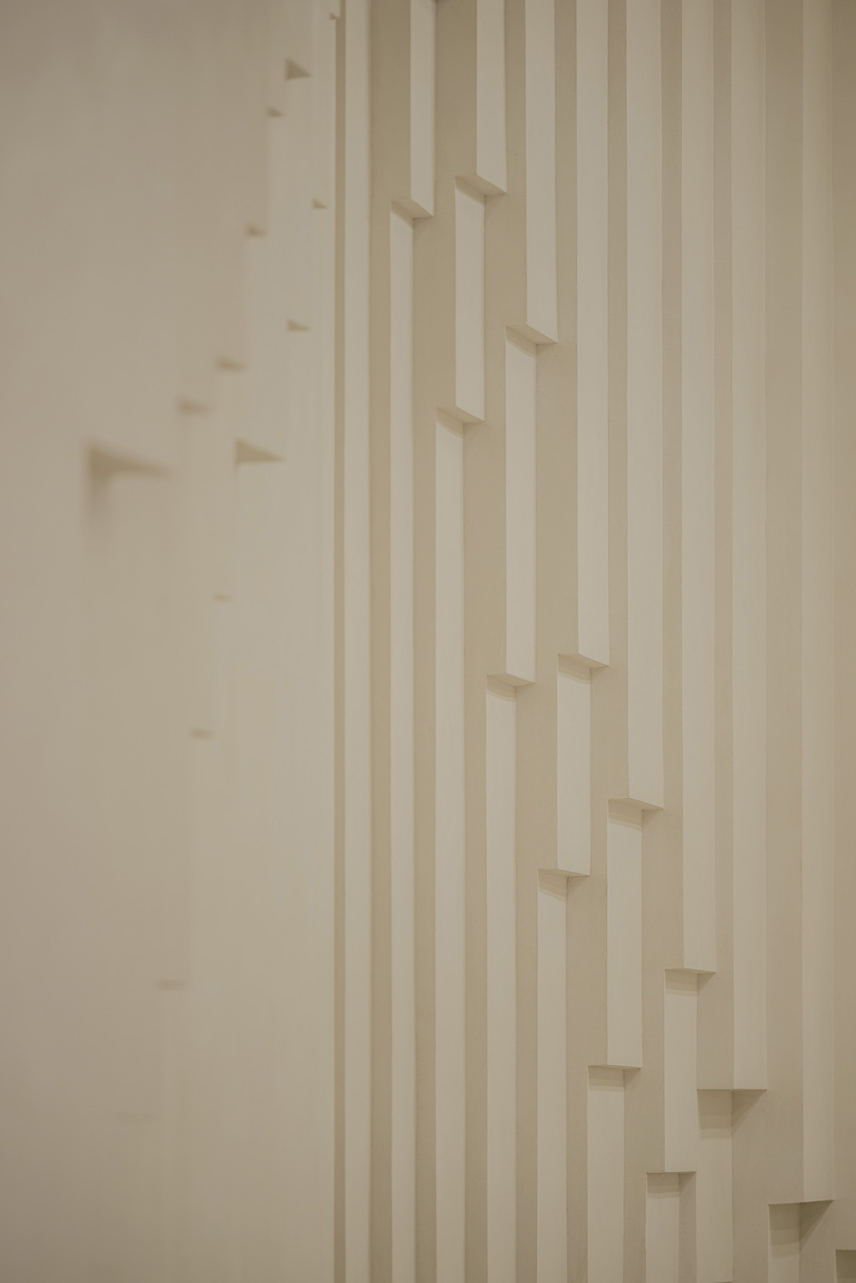 Simple Cuisine Gallery mimics waterfalls, with flowing facades that evoke water movement in China 