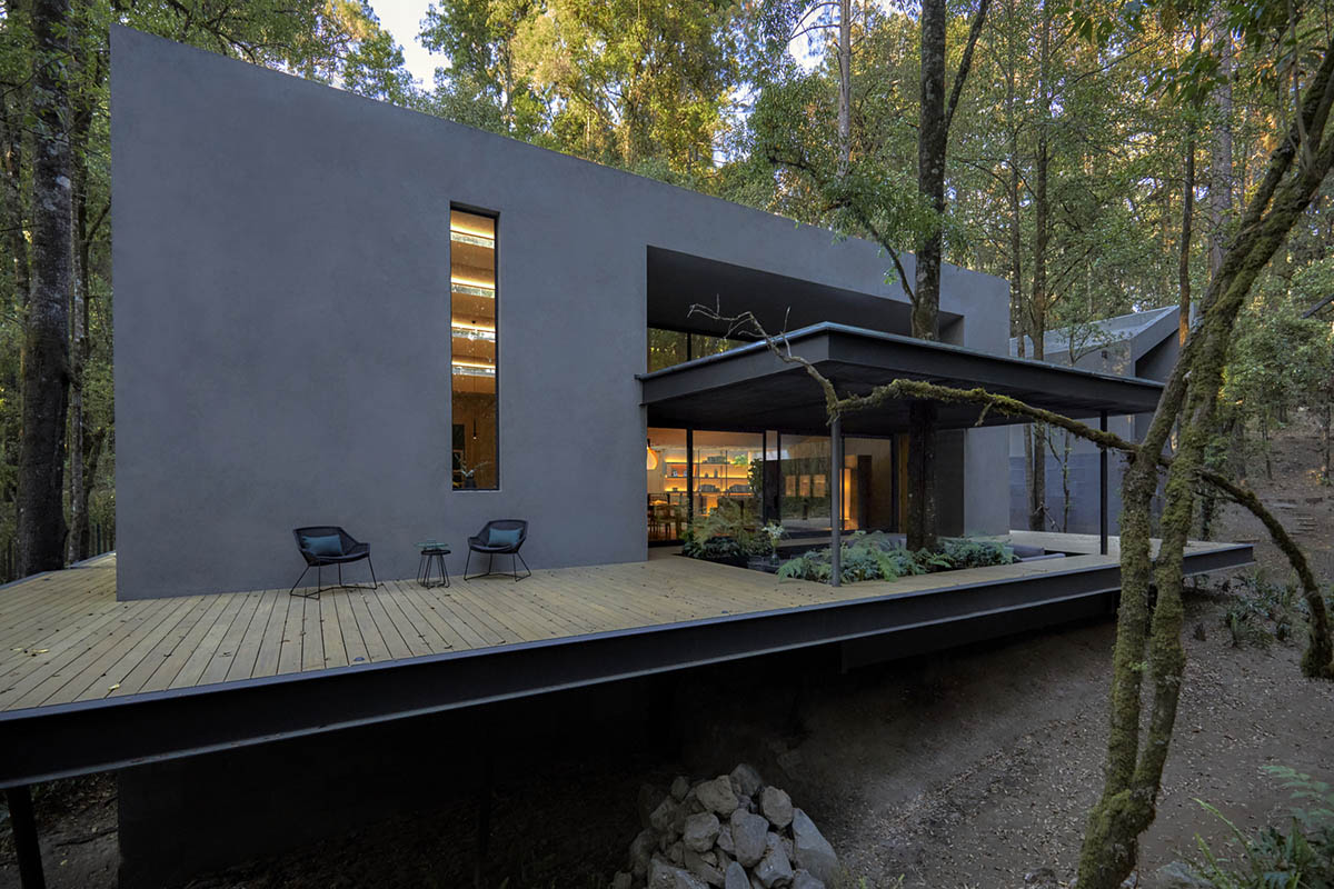 Weber Arquitectos' bold cabins include extensive program of living in the heart of forest in Mexico