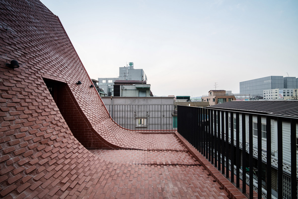 stpmj's New Five-Story House Adapts To A Narrow Plot With