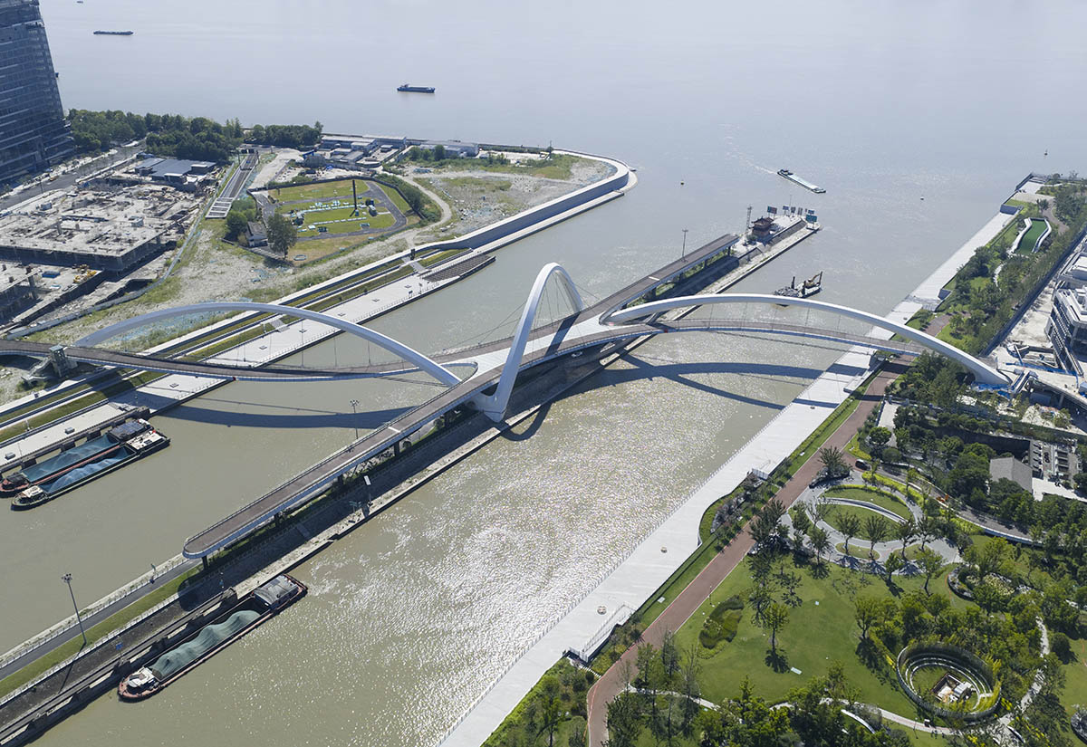 Zaha Hadid Architects reveals the silk-inspired bridge of Hangzhou with a sinuous form