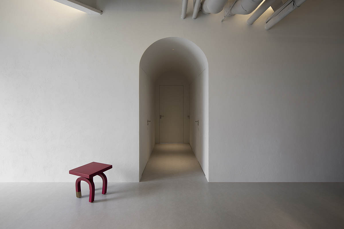 Atelier Right Hub designs hair salon with continuous mirrored surfaces in Hangzhou