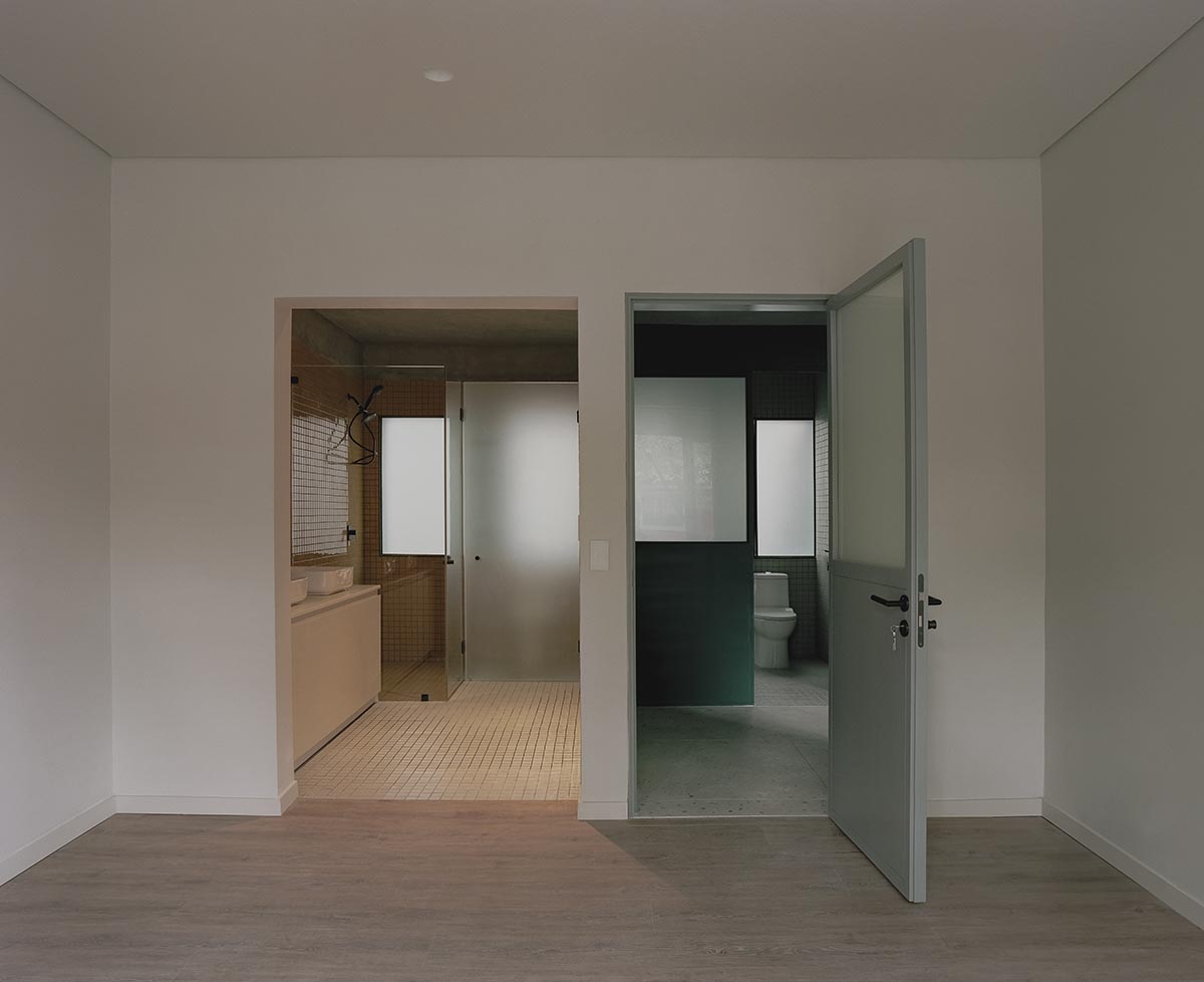 AMASA Estudio renovates 1940s house with green tones and central skylight in Mexico