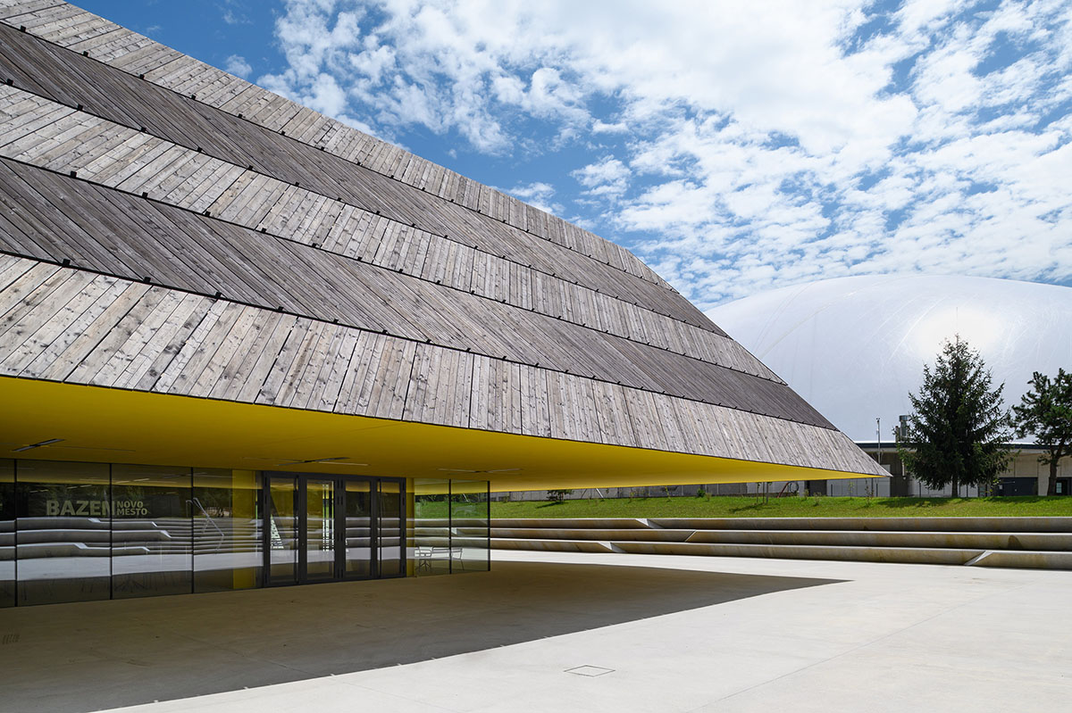 Enota completes swimming pool with low floating roof in Slovenia