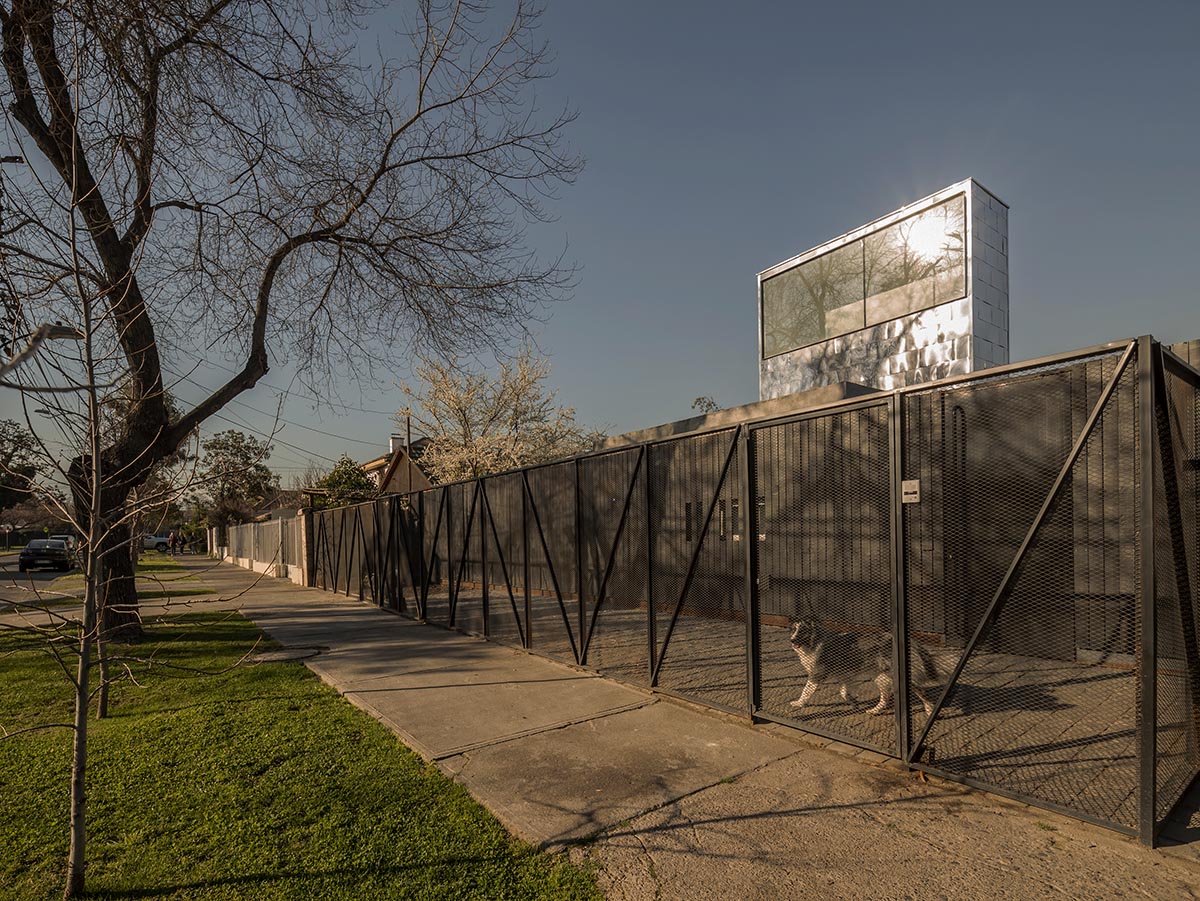 Rodolfo Ca&ntilde;as' hermetic family house defined by protruding skylight in central Chile