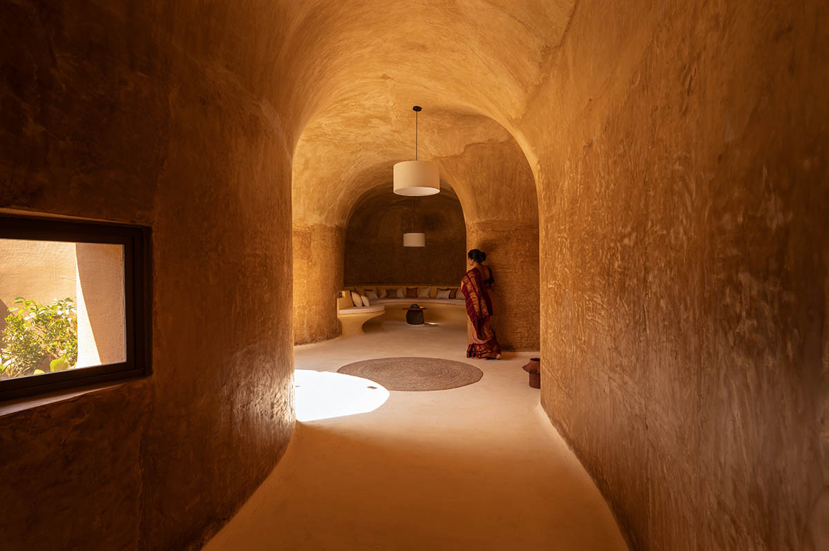 Cave-like farmhouse by Earthscape Studio provokes 