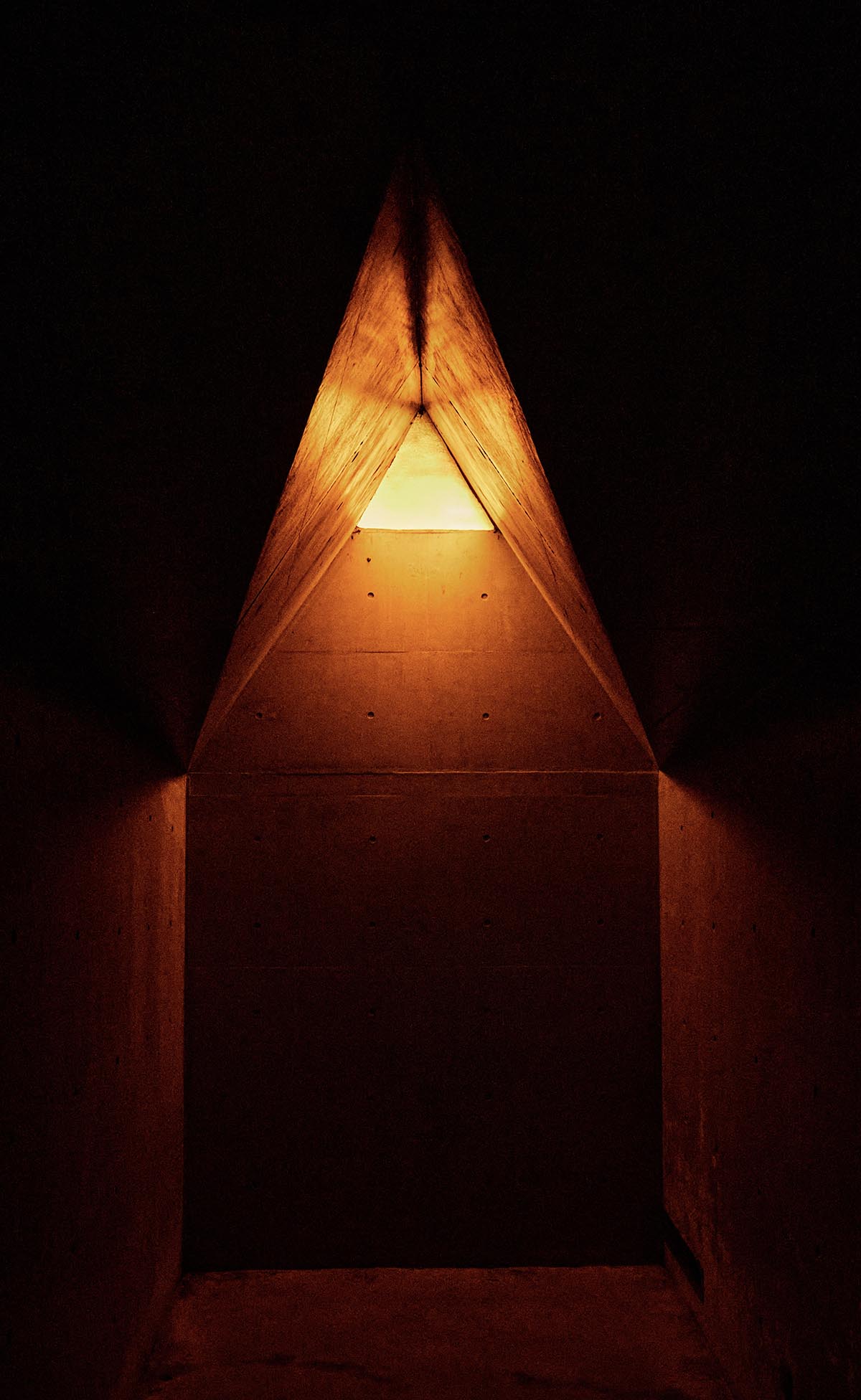 TAO built concrete cafe on a cliff as an extension of the land in China